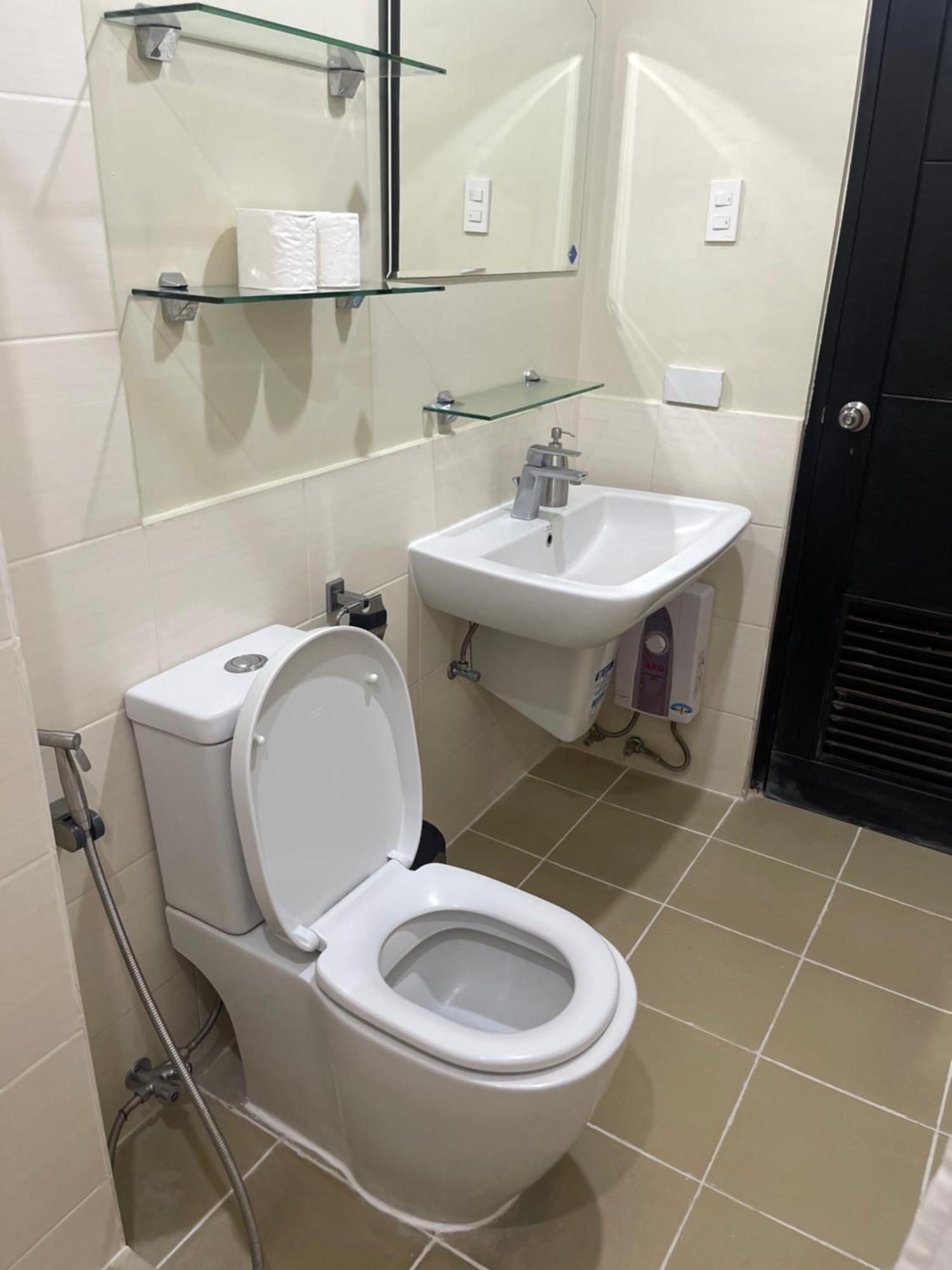 Condo With Direct Access To Shopping Mall In Bacolod City Экстерьер фото