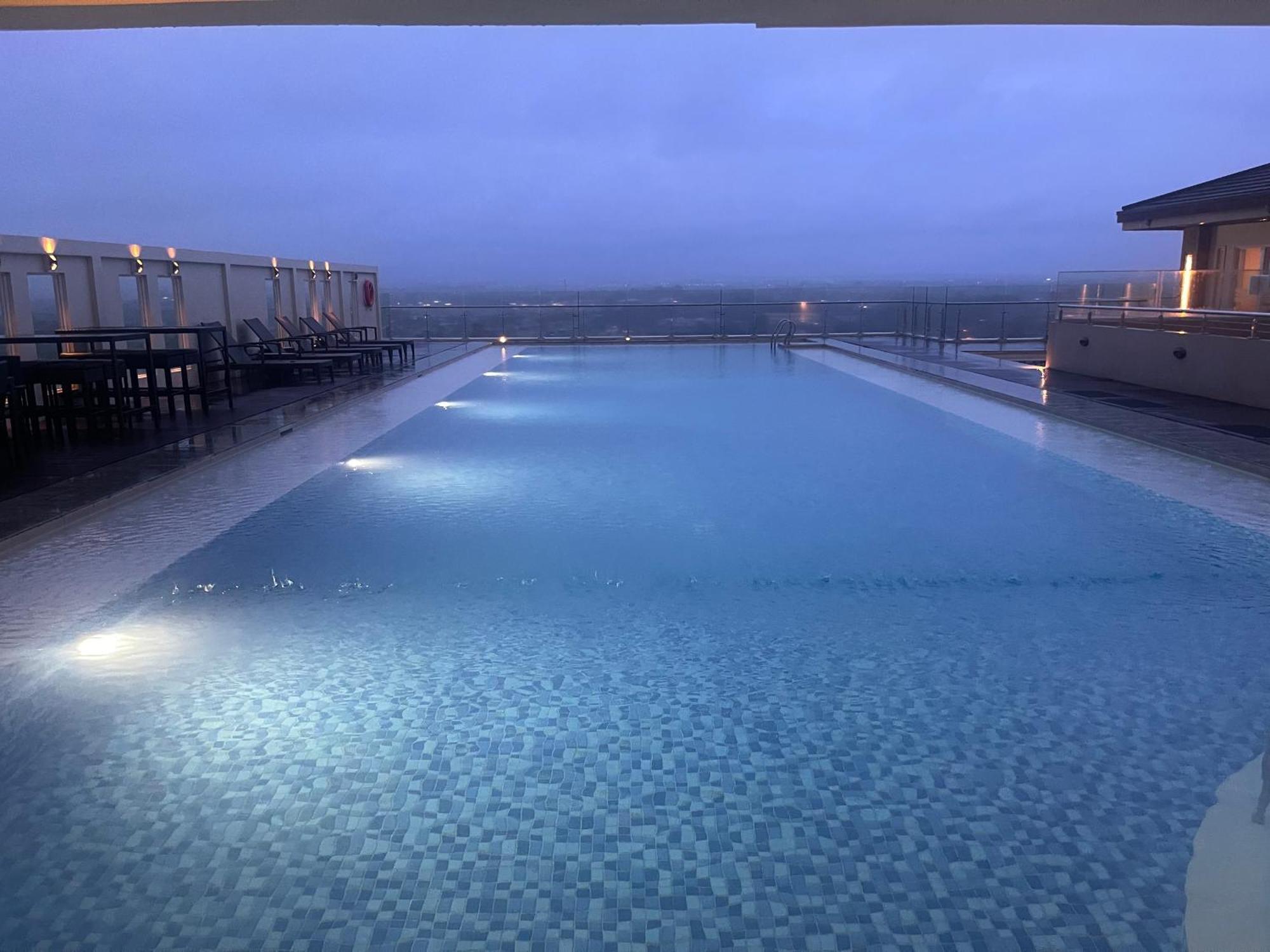 Condo With Direct Access To Shopping Mall In Bacolod City Экстерьер фото