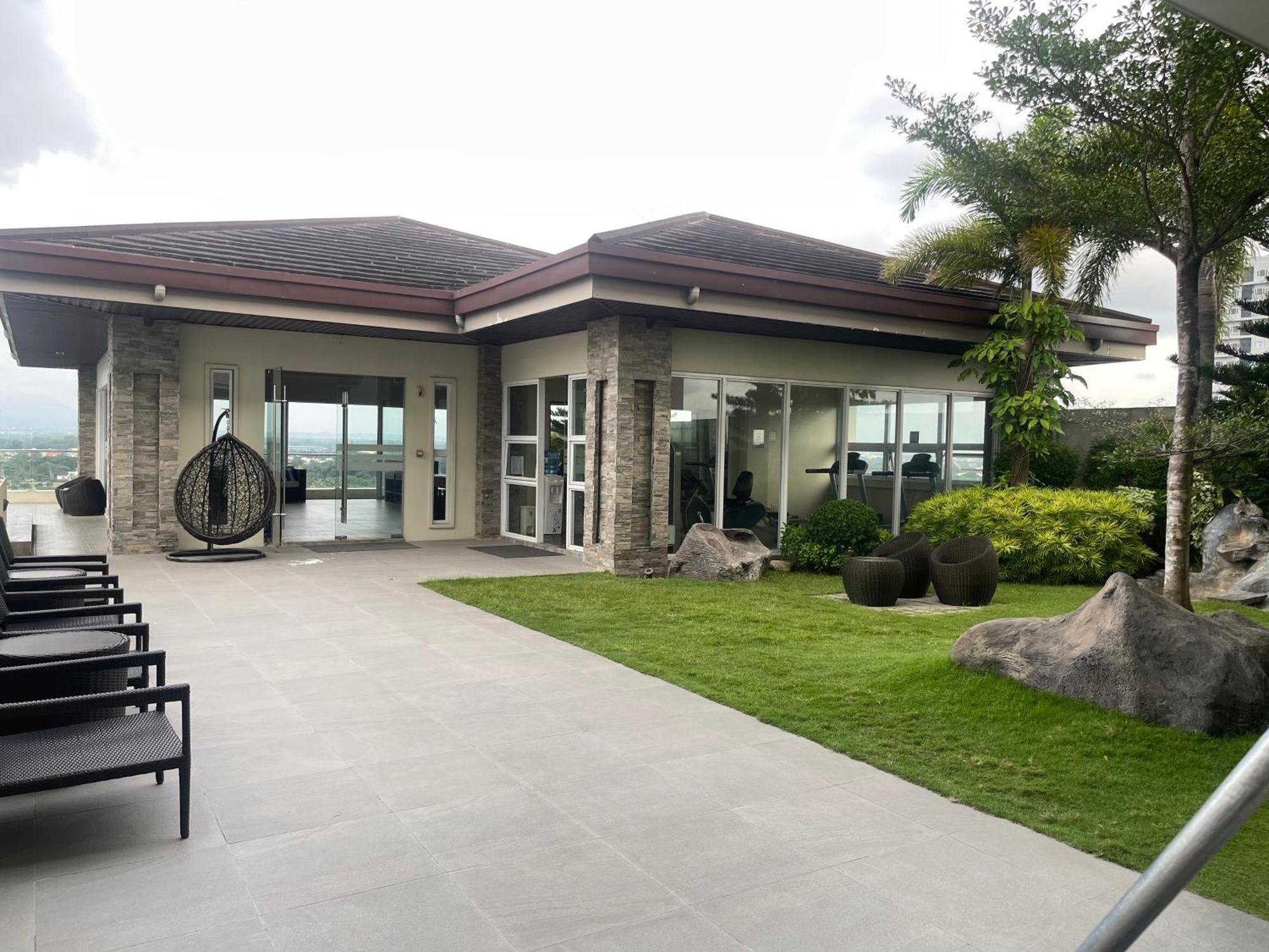 Condo With Direct Access To Shopping Mall In Bacolod City Экстерьер фото